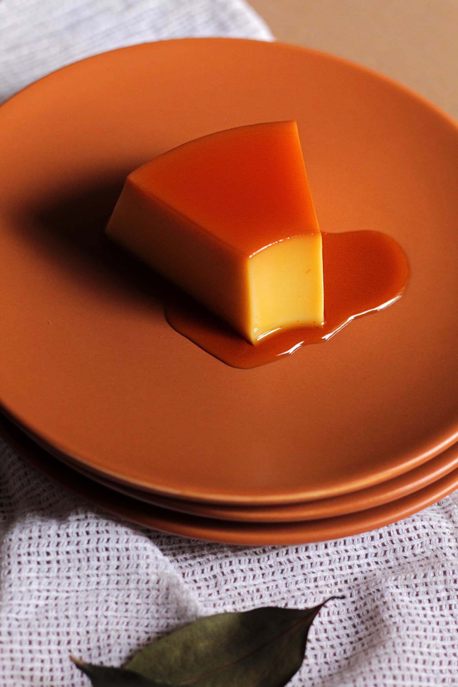 Fatia de pudim de leite condensado com calda de caramelo — pudim artesanal à pronta entrega em BH